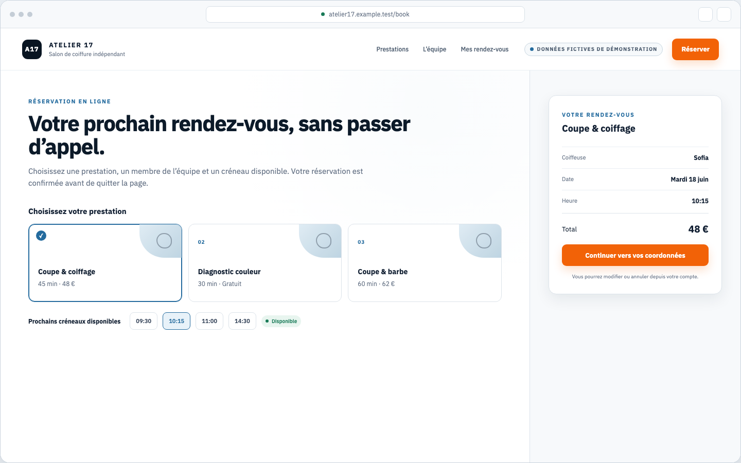 Démonstration fonctionnelle française de réservation montrant les prestations, les créneaux disponibles, les coordonnées du client et le récapitulatif.